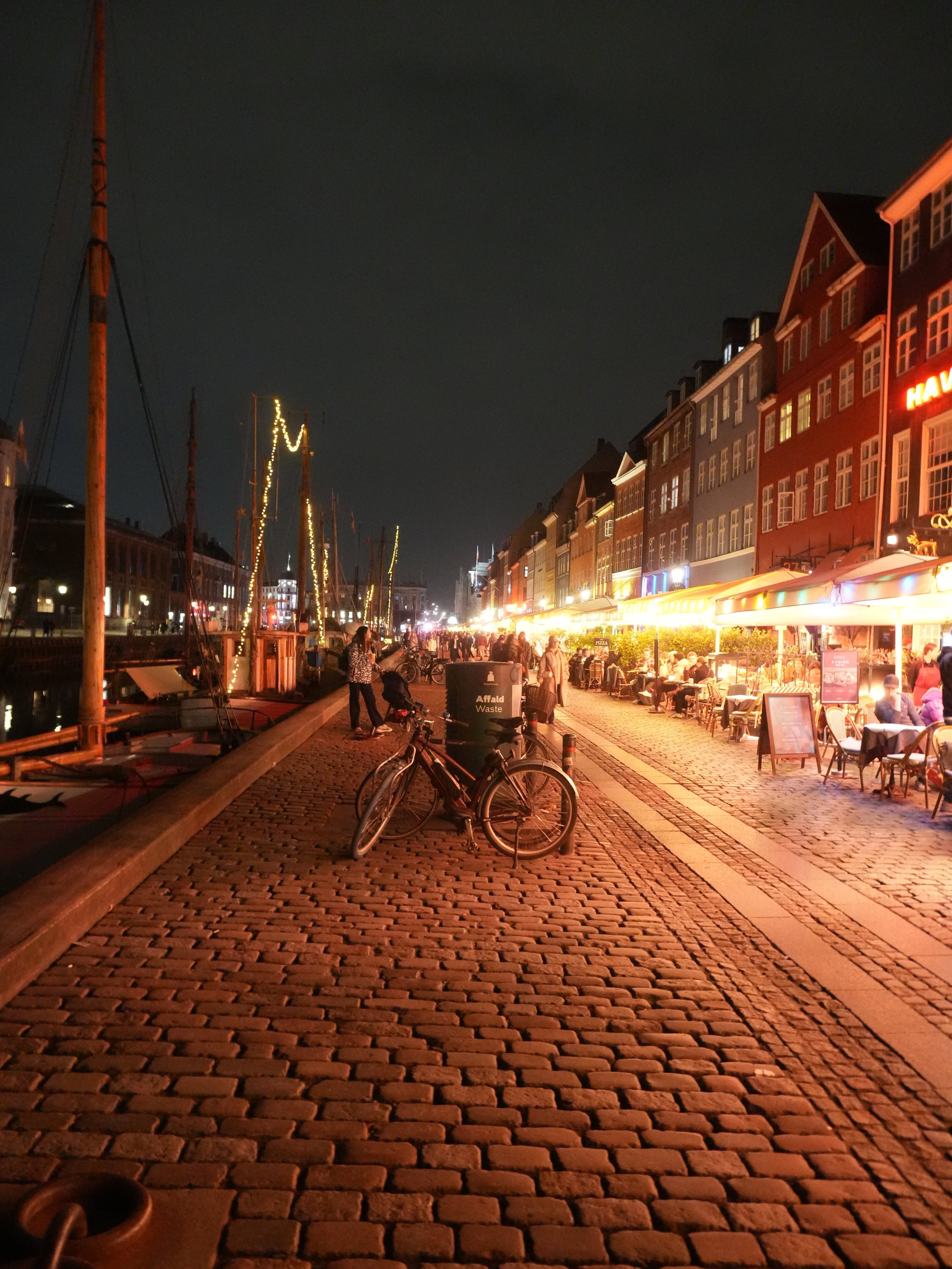 nyhavn meydanı gece bisiklet ve ışıklar kopenhag
